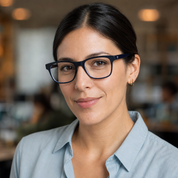 Mujer usando marco óptico San Pedro Negro/Azul con filtro azul - Buhu Eyewear