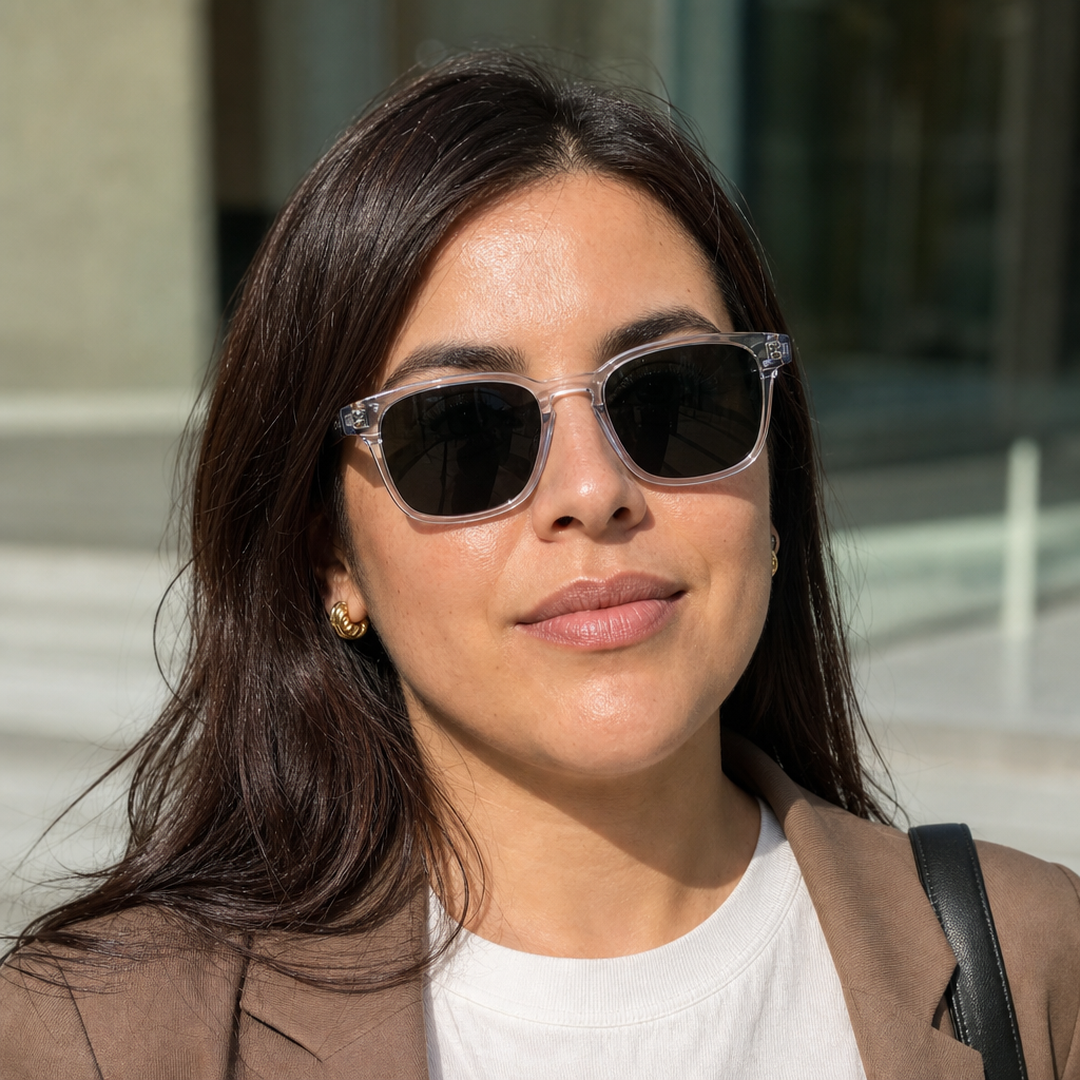 Mujer usando marco óptico Valdivia Clip Transparente con filtro azul - Buhu Eyewear