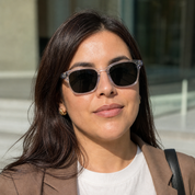 Mujer usando marco óptico Valdivia Clip Transparente con filtro azul - Buhu Eyewear