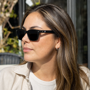 Mujer usando marco óptico Pica Clip Negro con filtro azul - Buhu Eyewear