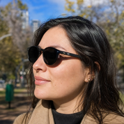 Mujer usando marco óptico Chiloe Clip Negro con filtro azul - Buhu Eyewear