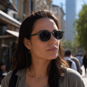 Mujer usando marco óptico Chiloe Clip Gris con filtro azul - Buhu Eyewear