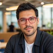 Hombre usando marco óptico Chiloe Clip Rosa con filtro azul - Buhu Eyewear