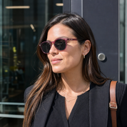 Mujer usando marco óptico Chiloe Clip Rosa con filtro azul - Buhu Eyewear