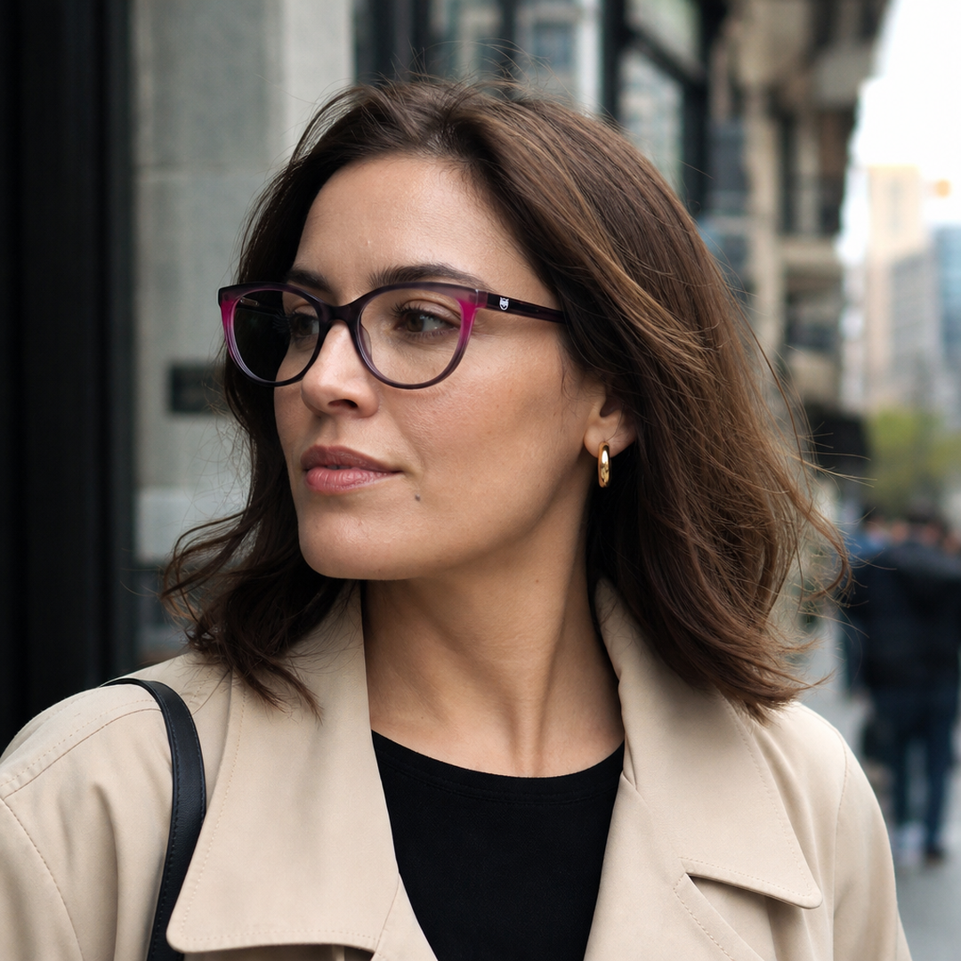 Mujer usando marco óptico Atlas Azul con filtro azul - Buhu Eyewear