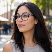 Mujer usando marco óptico Atlas Magenta con filtro azul - Buhu Eyewear