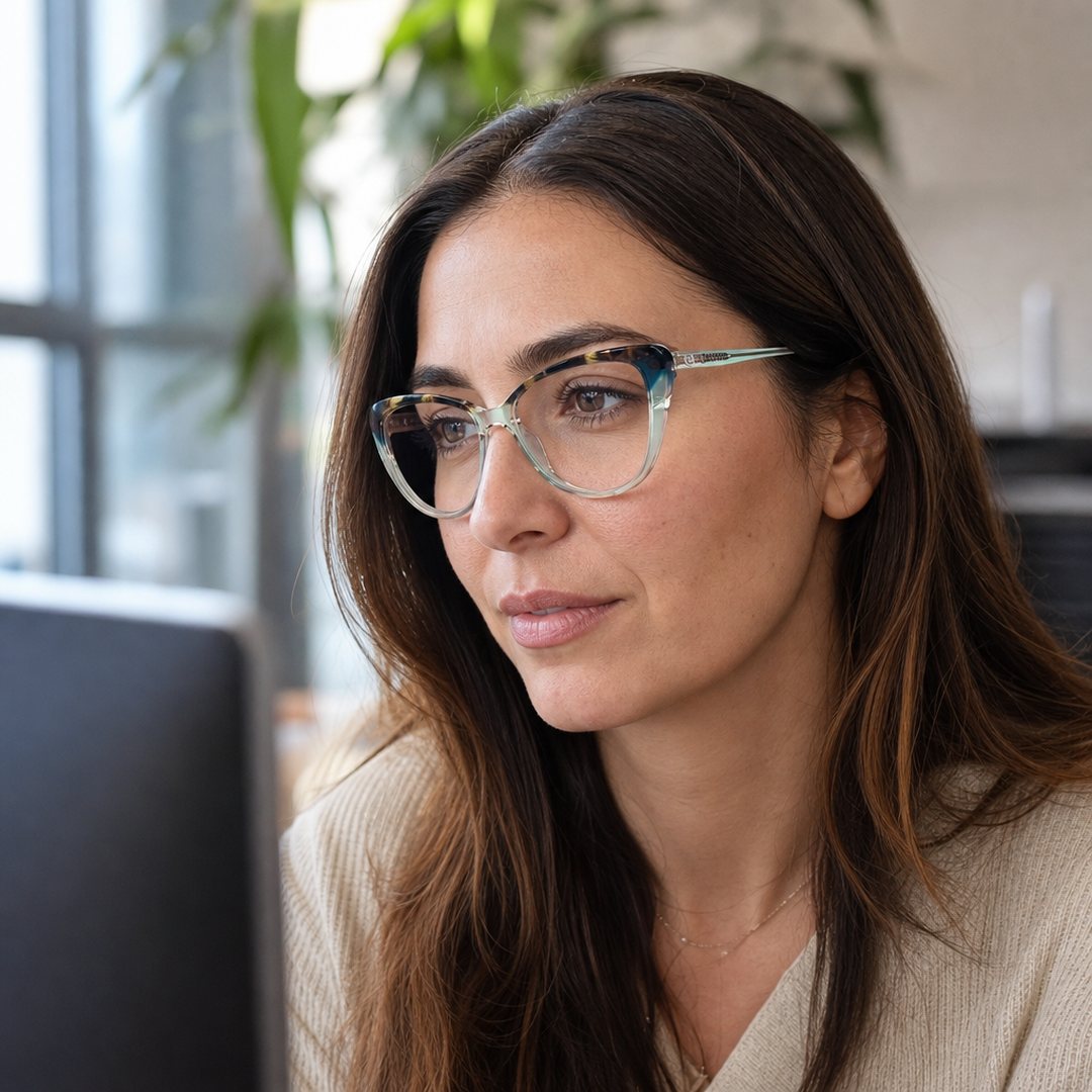 Mujer usando marco óptico Zenit Carey con filtro azul - Buhu Eyewear