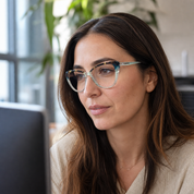 Mujer usando marco óptico Zenit Carey con filtro azul - Buhu Eyewear