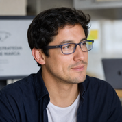 Hombre usando lentes de lectura Villarrica Azul con filtro azul - Buhu Eyewear