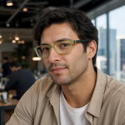 Hombre usando lentes de lectura Villarrica Verde con filtro azul - Buhu Eyewear