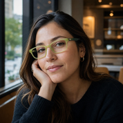 Mujer usando lentes de lectura Villarrica Verde con filtro azul - Buhu Eyewear