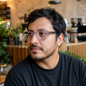 Hombre usando lentes de lectura Villarrica Gris con filtro azul - Buhu Eyewear