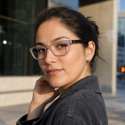 Mujer usando lentes de lectura Villarrica Gris con filtro azul - Buhu Eyewear
