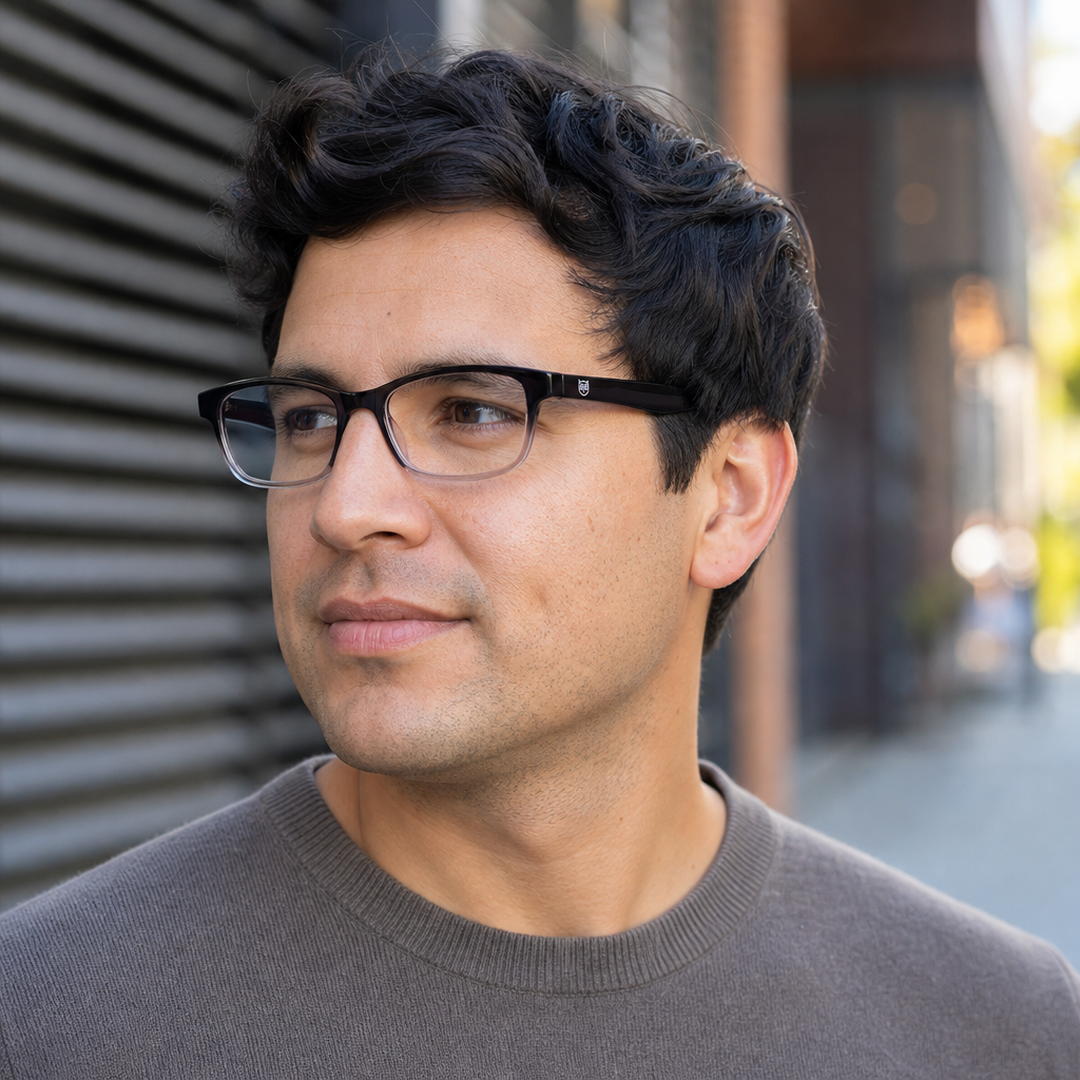 Hombre usando lentes de lectura Villarrica Negro con filtro azul - Buhu Eyewear