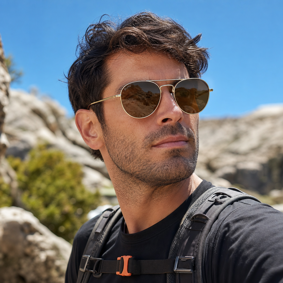 Hombre usando lentes de sol Praga Dorado/Carey con protección UV400 - Buhu Eyewear