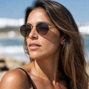 Mujer usando lentes de sol Praga Dorado/Carey con protección UV400 - Buhu Eyewear