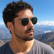 Hombre usando lentes de sol Praga Gris/G15 con protección UV400 - Buhu Eyewear