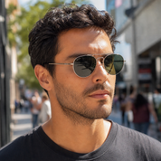 Hombre usando lentes de sol Praga Gris/G15 con protección UV400 - Buhu Eyewear
