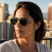 Mujer usando lentes de sol Praga Gris/G15 con protección UV400 - Buhu Eyewear