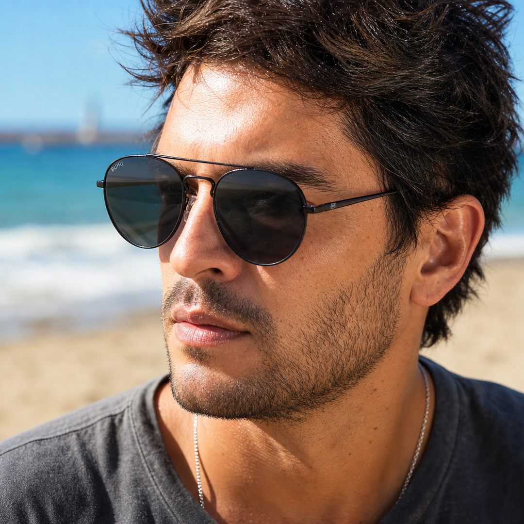 Hombre usando lentes de sol Praga Negro/Gris con protección UV400 - Buhu Eyewear