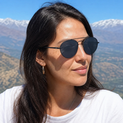 Mujer usando lentes de sol Praga Negro/Gris con protección UV400 - Buhu Eyewear