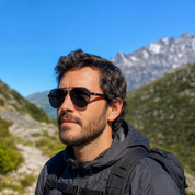 Hombre usando lentes de sol Estocolmo Negro con protección UV400 - Buhu Eyewear