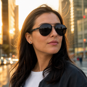 Mujer usando lentes de sol Estocolmo Negro con protección UV400 - Buhu Eyewear