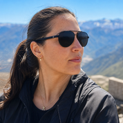 Mujer usando lentes de sol Estocolmo Negro con protección UV400 - Buhu Eyewear