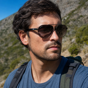 Hombre usando lentes de sol Estocolmo Carey con protección UV400 - Buhu Eyewear