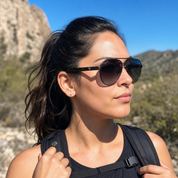 Mujer usando lentes de sol Estocolmo Carey con protección UV400 - Buhu Eyewear