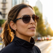 Mujer usando lentes de sol Estocolmo Carey con protección UV400 - Buhu Eyewear