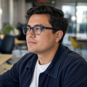 Hombre usando marco óptico Pacifico Azul con filtro azul - Buhu Eyewear