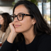 Mujer usando marco óptico Pacifico Carey con filtro azul - Buhu Eyewear