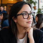 Mujer usando marco óptico Achao Rojo con filtro azul - Buhu Eyewear