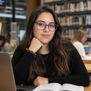 Mujer usando marco óptico Achao Rosa con filtro azul - Buhu Eyewear