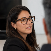 Mujer usando marco óptico Achao Carey con filtro azul - Buhu Eyewear