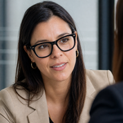 Mujer usando marco óptico Atlantico Negro con filtro azul - Buhu Eyewear