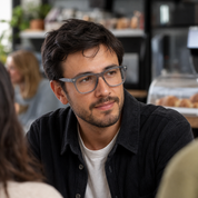 Hombre usando marco óptico Atlantico Gris con filtro azul - Buhu Eyewear