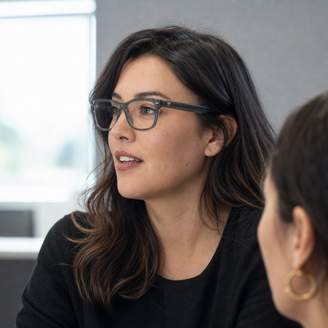 Mujer usando marco óptico Atlantico Gris con filtro azul - Buhu Eyewear