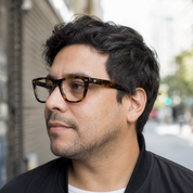Hombre usando marco óptico Atlantico Carey con filtro azul - Buhu Eyewear