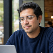 Hombre usando marco óptico Atlantico Transparente con filtro azul - Buhu Eyewear