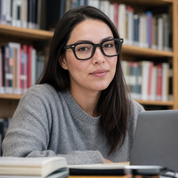 Mujer usando marco óptico Andes Negro con filtro azul - Buhu Eyewear