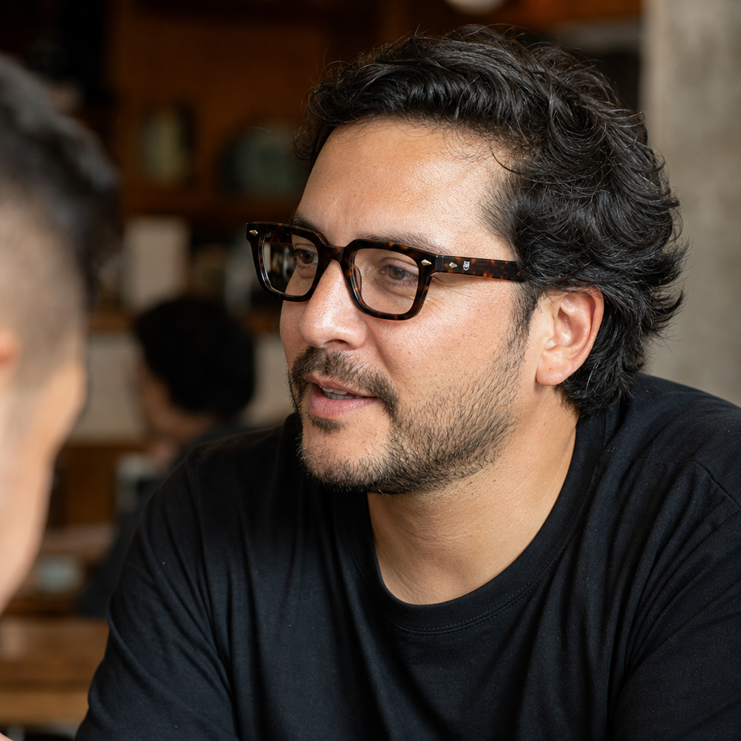 Hombre usando marco óptico Andes Carey con filtro azul - Buhu Eyewear