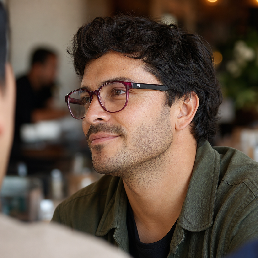 Hombre usando marco óptico Axis Rosa con filtro azul - Buhu Eyewear