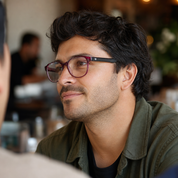 Hombre usando marco óptico Axis Rosa con filtro azul - Buhu Eyewear