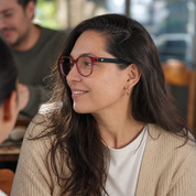 Mujer usando marco óptico Axis Rosa con filtro azul - Buhu Eyewear
