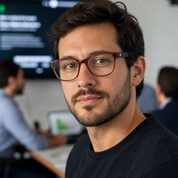 Hombre usando marco óptico Axis Marrón con filtro azul - Buhu Eyewear
