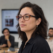 Mujer usando marco óptico Axis Marrón con filtro azul - Buhu Eyewear