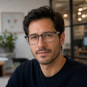 Hombre usando marco óptico Axis Gris con filtro azul - Buhu Eyewear