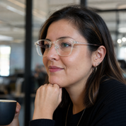 Mujer usando marco óptico Nova Sluis Negro con filtro azul - Buhu Eyewear